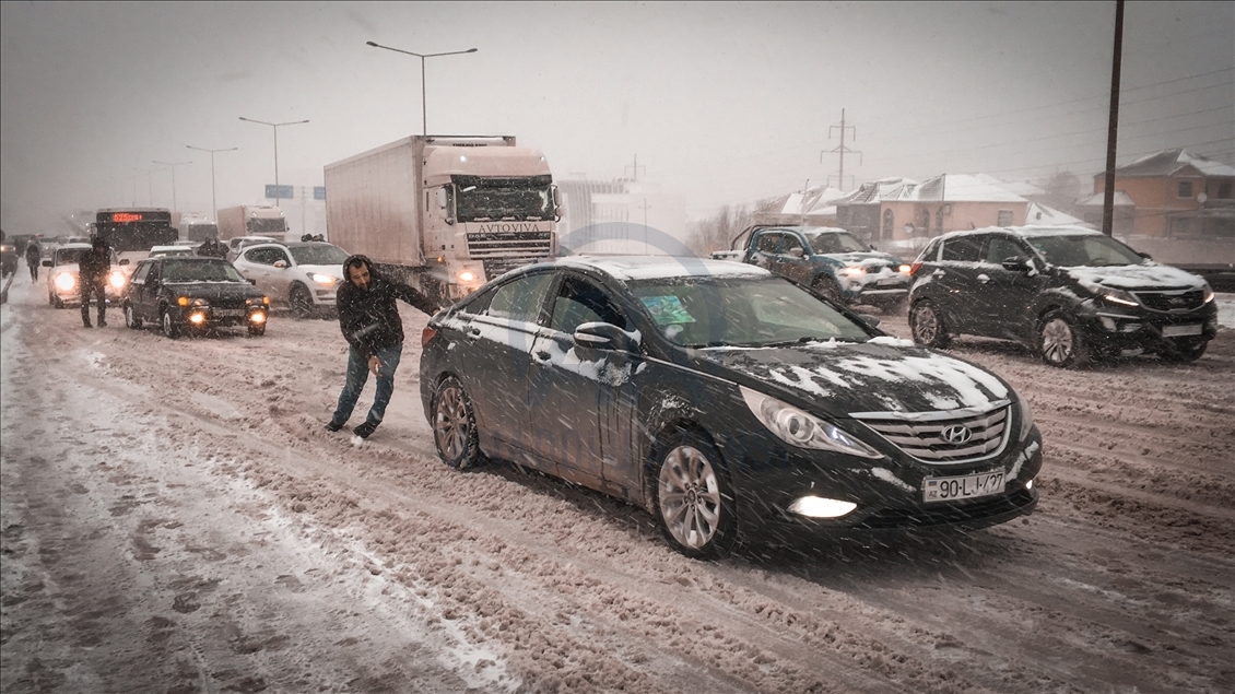 Снегопад парализовал движение транспорта в Баку