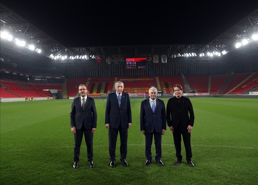 Presiden Turki Recep Tayyip Erdogan bermain bola di Izmir