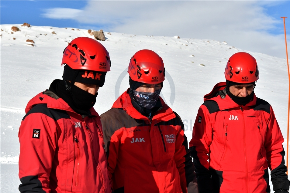 Kars'ta 2 bin 500 rakımda çığ tatbikatı gerçekleştirildi