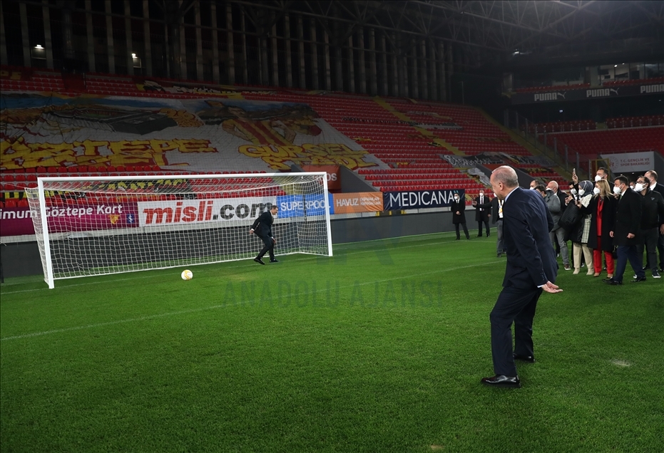 Presiden Turki Recep Tayyip Erdogan bermain bola di Izmir
