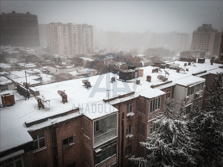 Снегопад парализовал движение транспорта в Баку