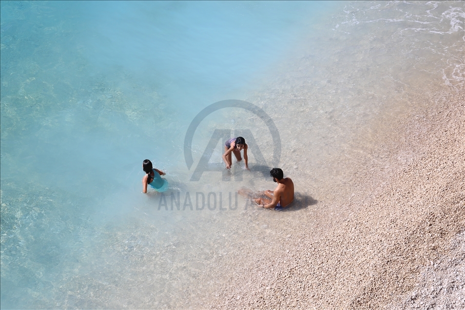 Antalya'da güneşli havayı fırsat bilenler denize girdi