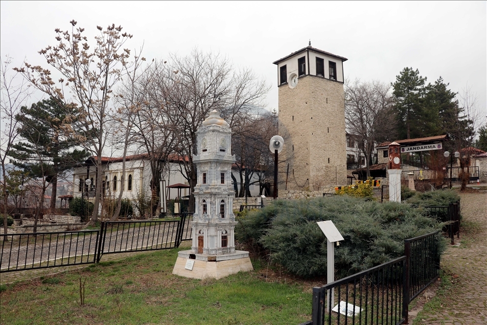 "أبراج الساعة المصغرة".. مجسمات تحكي أسرار التاريخ بمتحف تركي (تقرير)