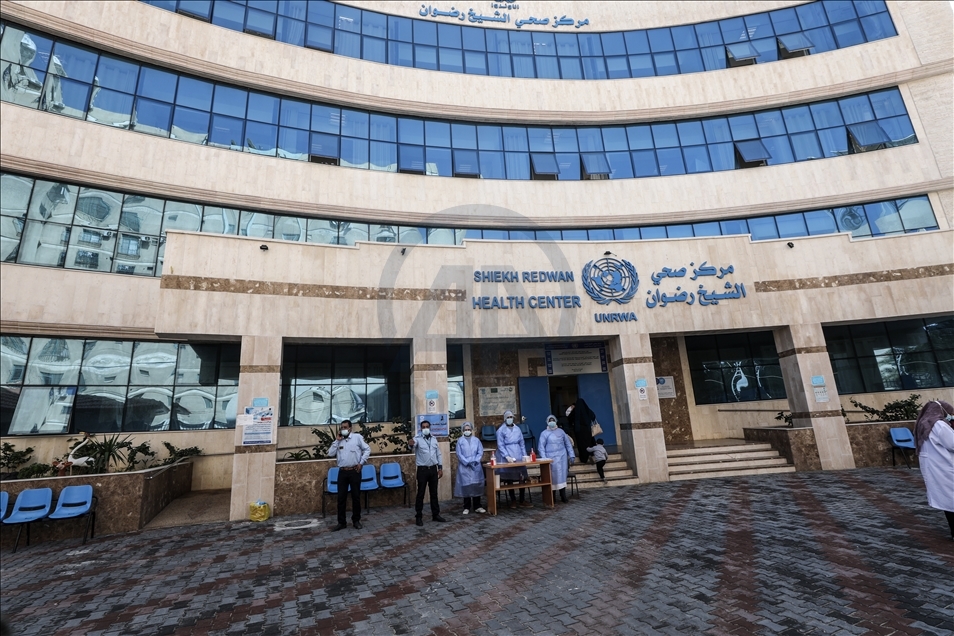 مدير "أونروا" بغزة يدعو لتوفير مزيد من "لقاحات كورونا" للسكان