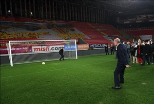 Presiden Erdogan bermain bola di Izmir