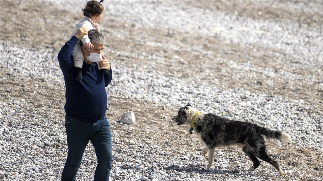 Antalya'da güneşli havada deniz keyfi yaşandı