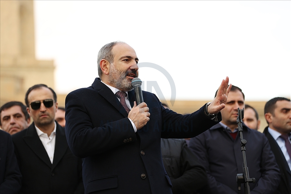 Ermenistan'da ordunun istifa bildirisi sonrası meydanlar hareketlendi
