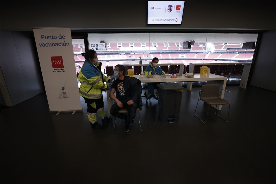 Madrid'de toplu Kovid-19 aşılamalarına stadyumda başlandı