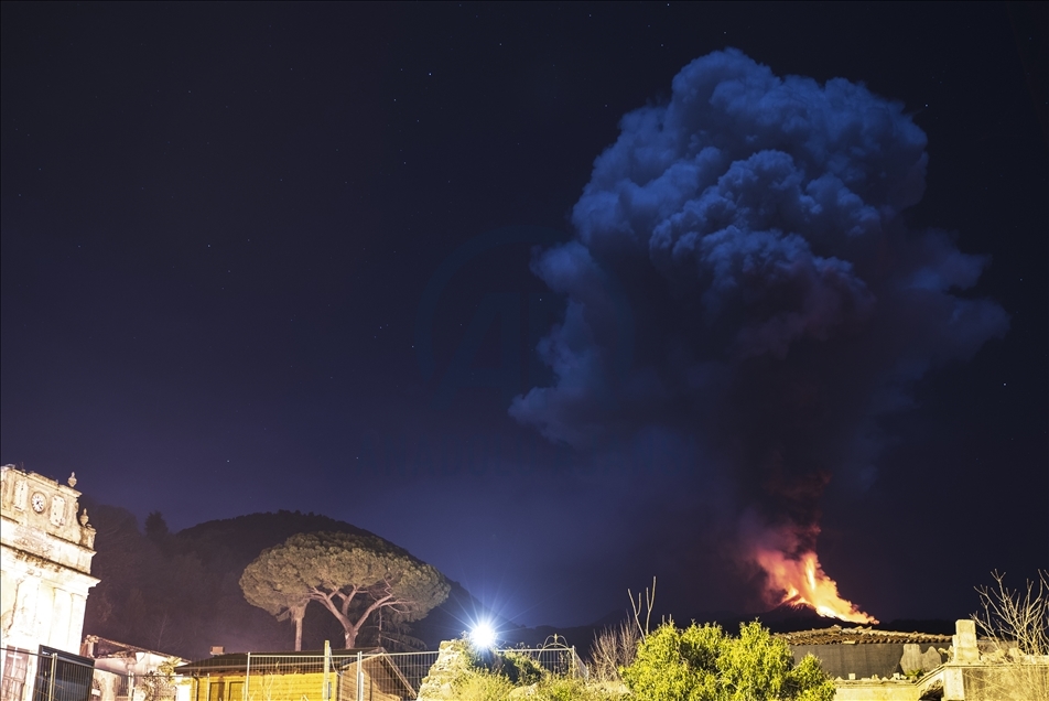 Aktivitas vulkanik Gunung Etna di Italia