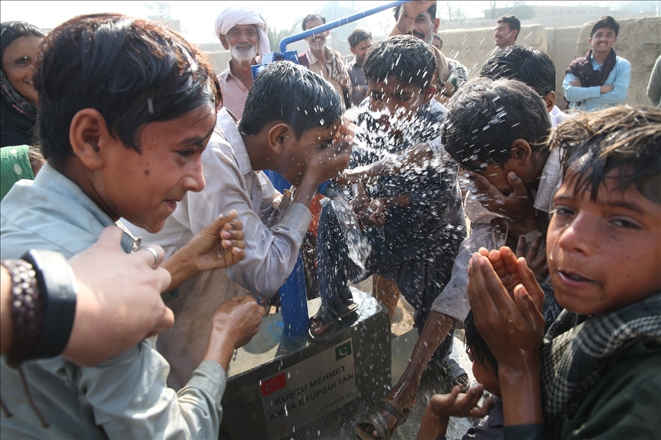 Türk kabin memurları ve kaptanların bağışlarıyla Pakistan'da 45 su kuyusu açıldı 