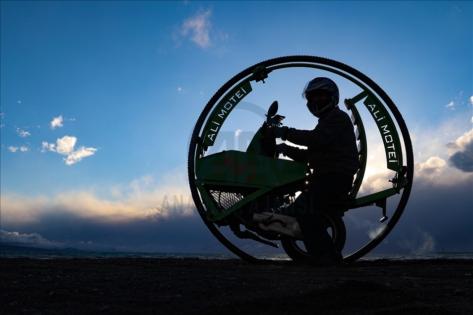 مجسمه ساز ایرانی مقیم ترکیه از ضایعات موتورسیکلت تک‌چرخ می‌سازد 