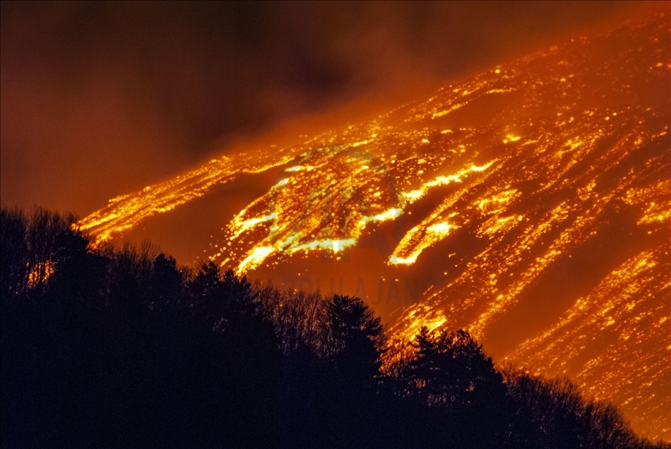 Aktivitas vulkanik Gunung Etna di Italia