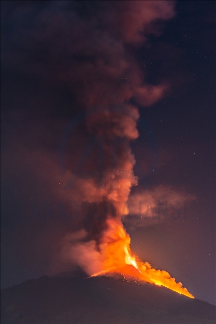 Aktivitas vulkanik Gunung Etna di Italia