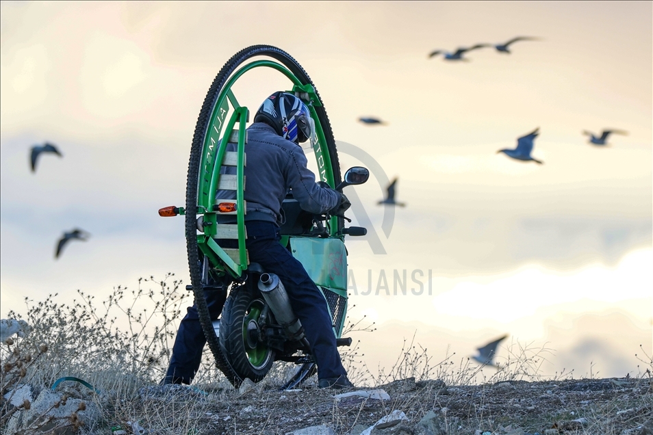 مجسمه ساز ایرانی مقیم ترکیه از ضایعات موتورسیکلت تک‌چرخ می‌سازد 