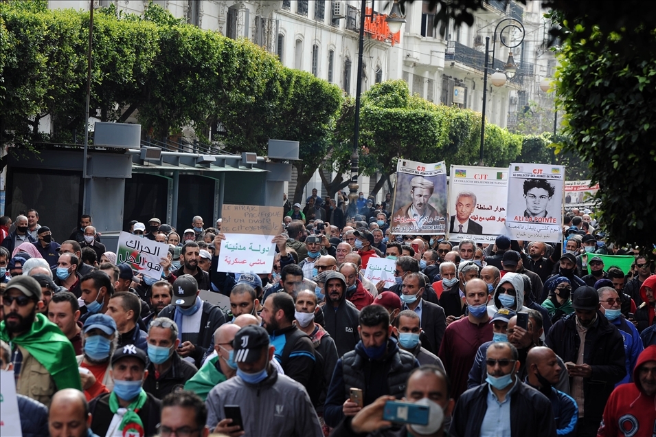 آلاف الجزائريين يتظاهرون بعدة مدن إثر استئناف مسيرات الحراك