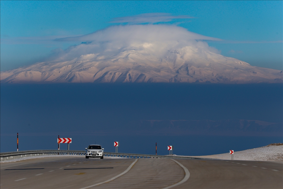 Süphan Dağı'nın karlı doruklarına bulutlardan şapka