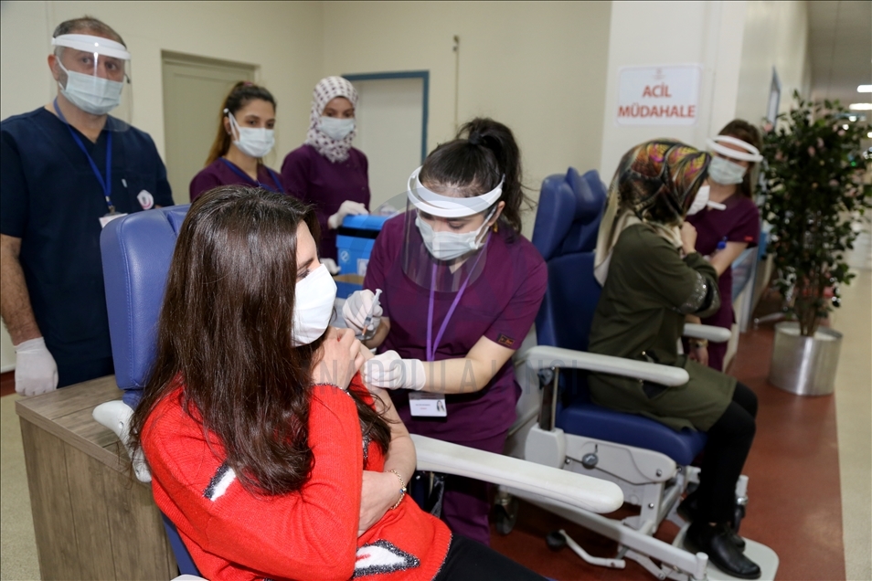 Erzurum'da öğretmenlere CoronaVac aşısının ilk dozu yapılmaya başlandı