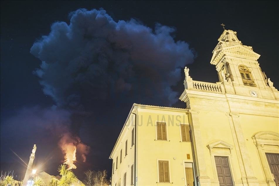 Aktivitas vulkanik Gunung Etna di Italia