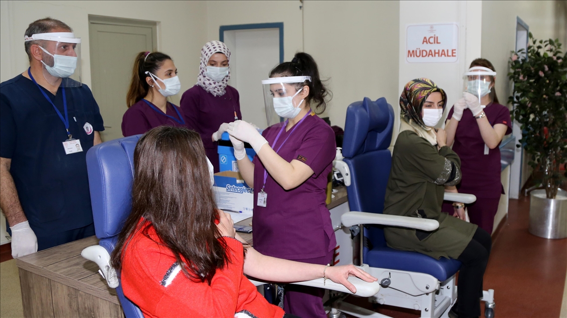 Erzurum'da öğretmenlere CoronaVac aşısının ilk dozu yapılmaya başlandı