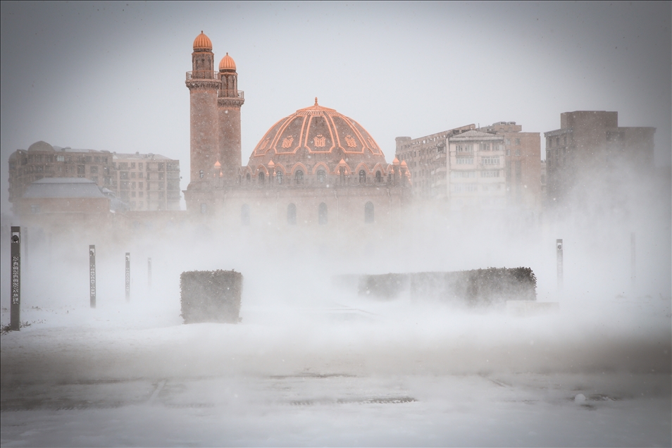 Bakü'de yoğun kar yağışı hayatı olumsuz etkiledi