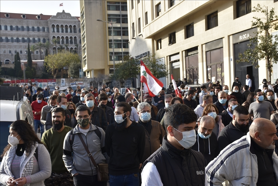 لبنانيون يحتجون على احتجاز المصارف ودائعهم بالعملات الأجنبية