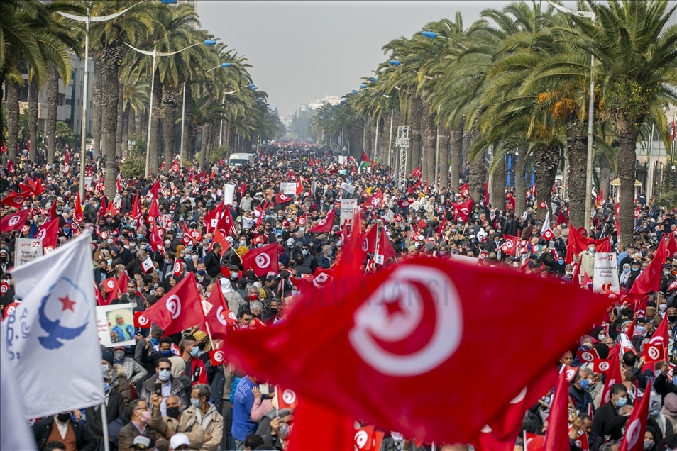 Tunus'ta Nahda Hareketinin "ulusal birlik" temalı yürüyüş çağrısıyla binlerce kişi sokağa indi