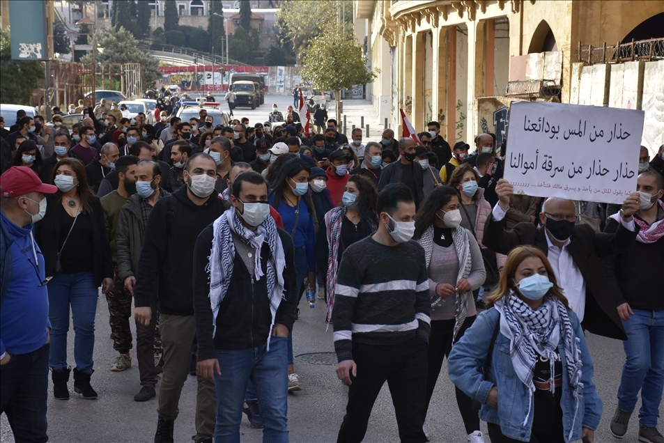 لبنانيون يحتجون على احتجاز المصارف ودائعهم بالعملات الأجنبية