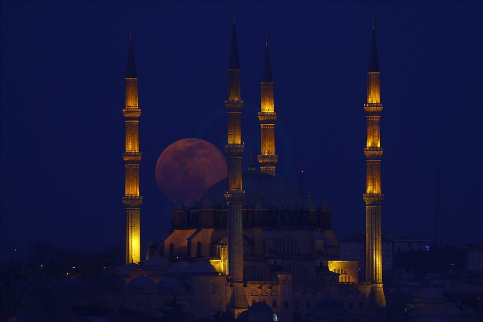 La luna llena se eleva sobre Edirne, Turquía