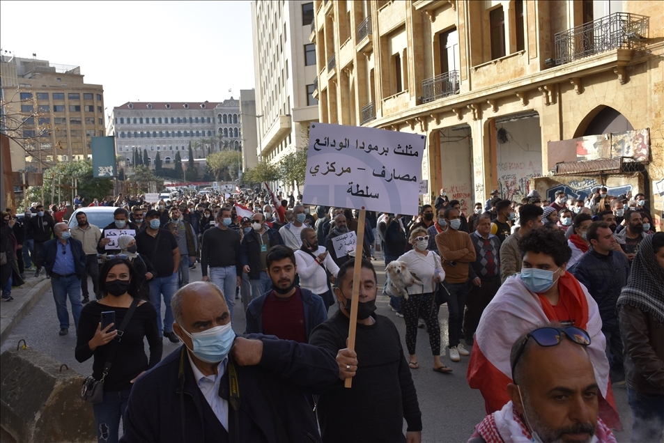 لبنانيون يحتجون على احتجاز المصارف ودائعهم بالعملات الأجنبية