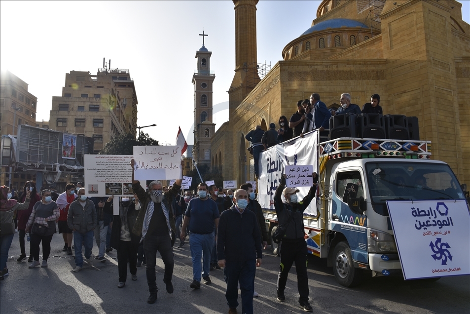لبنانيون يحتجون على احتجاز المصارف ودائعهم بالعملات الأجنبية