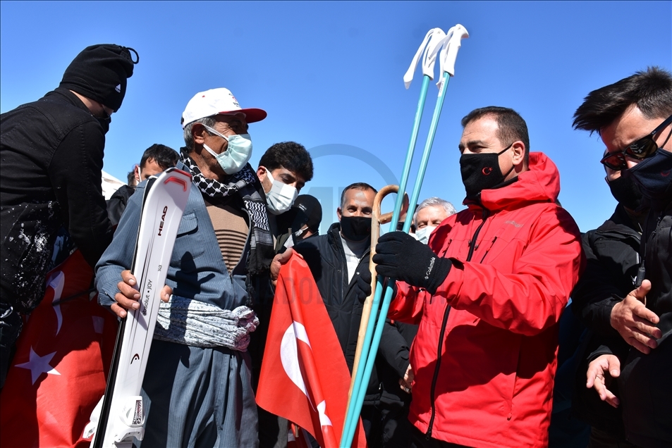 Şemdinlili gençler artık tahtayla değil profesyonel kayak takımlarıyla kayak yapacak