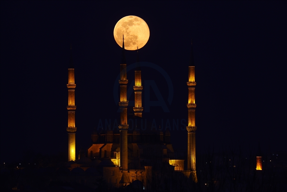 La luna llena se eleva sobre Edirne, Turquía