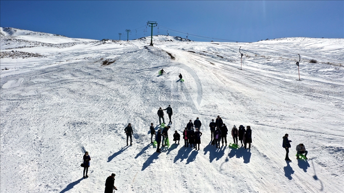 Elazığlı depremzede çocuklar, Hazarbaba'da kayak yapmanın mutluluğunu yaşadı