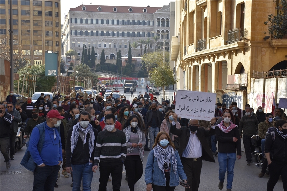 لبنانيون يحتجون على احتجاز المصارف ودائعهم بالعملات الأجنبية