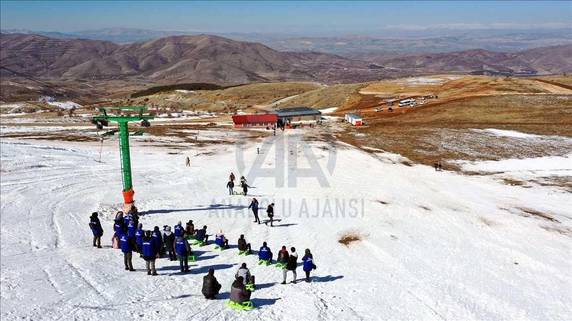 Elazığlı depremzede çocuklar, Hazarbaba'da kayak yapmanın mutluluğunu yaşadı