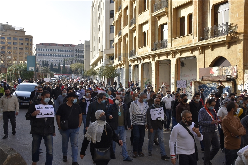 لبنانيون يحتجون على احتجاز المصارف ودائعهم بالعملات الأجنبية