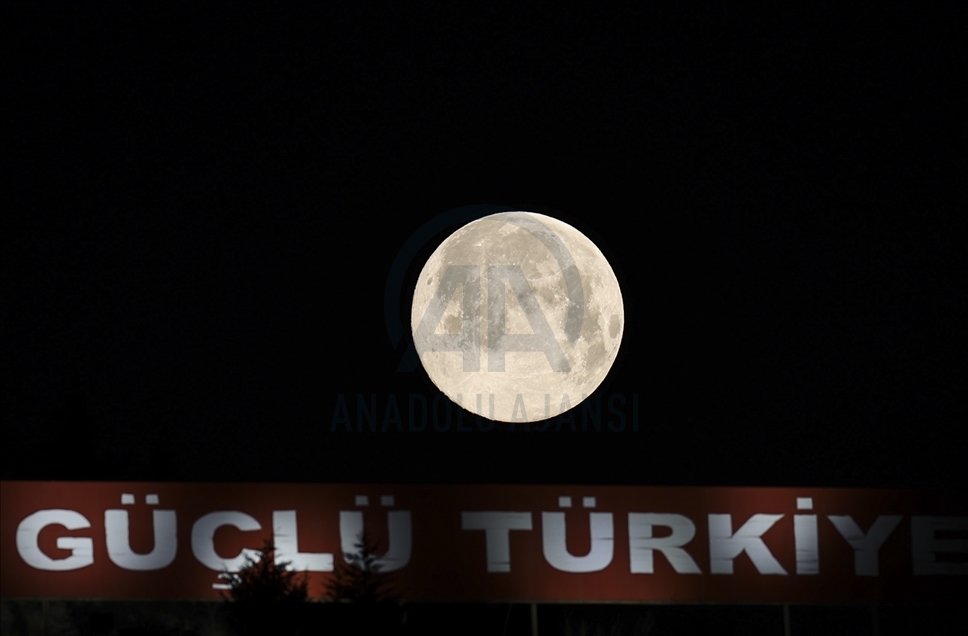 Ankara'da dolunay ile ay yıldız silüeti güzel görüntü oluşturdu