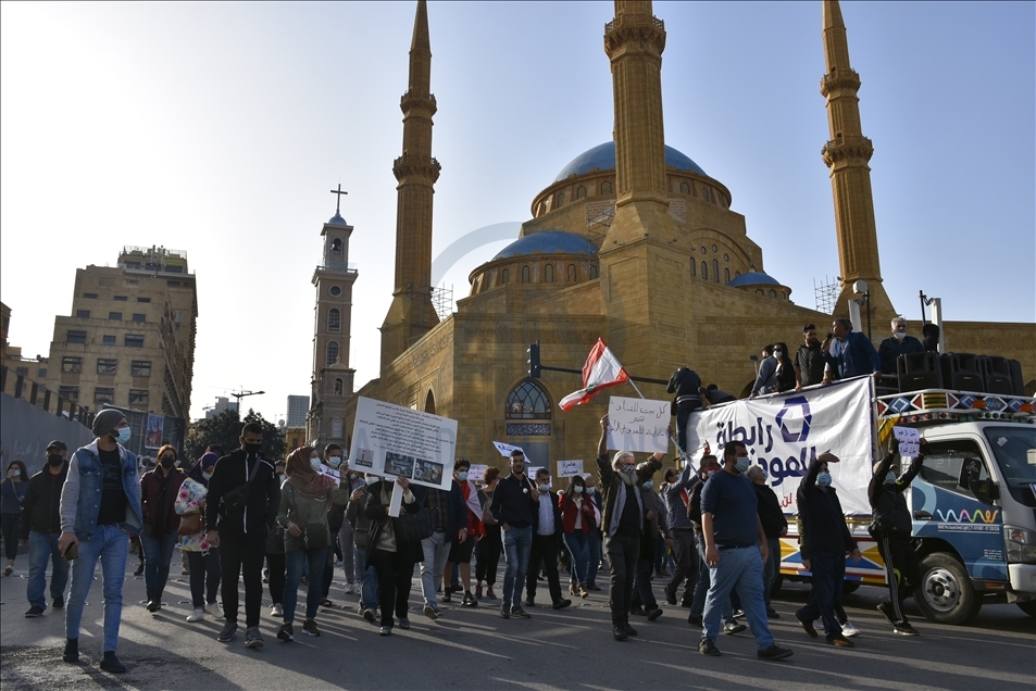 لبنانيون يحتجون على احتجاز المصارف ودائعهم بالعملات الأجنبية