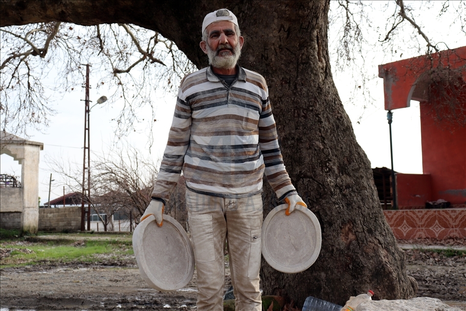 تركيا.. لاجئ سوري يتفنن في تحويل الأحجار إلى أواني