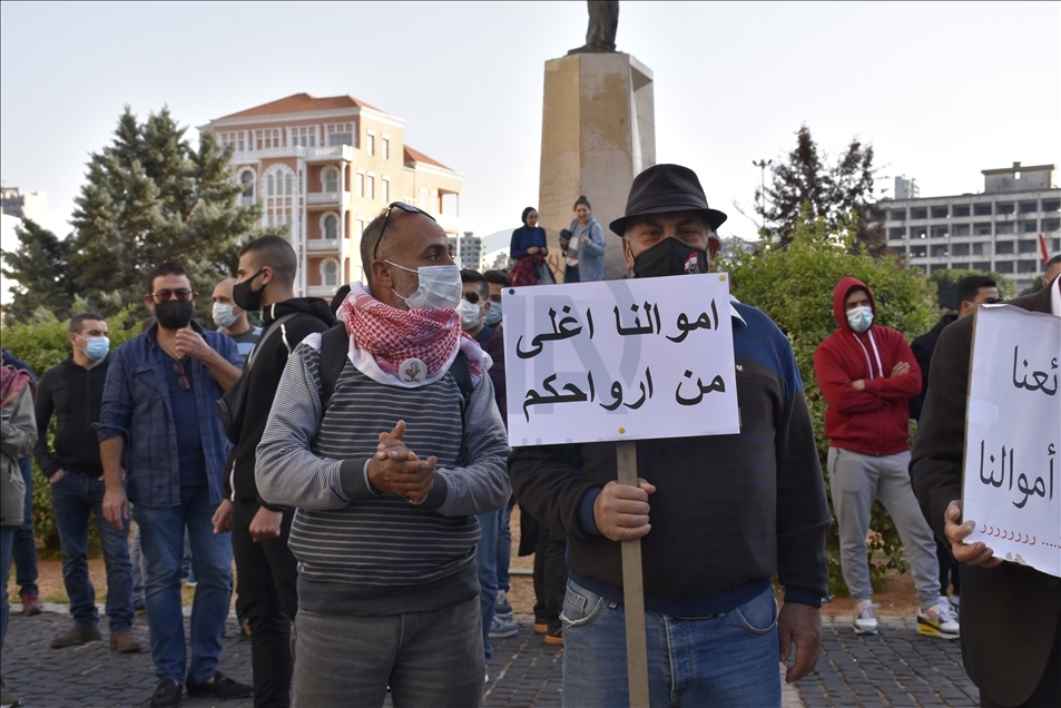 لبنانيون يحتجون على احتجاز المصارف ودائعهم بالعملات الأجنبية