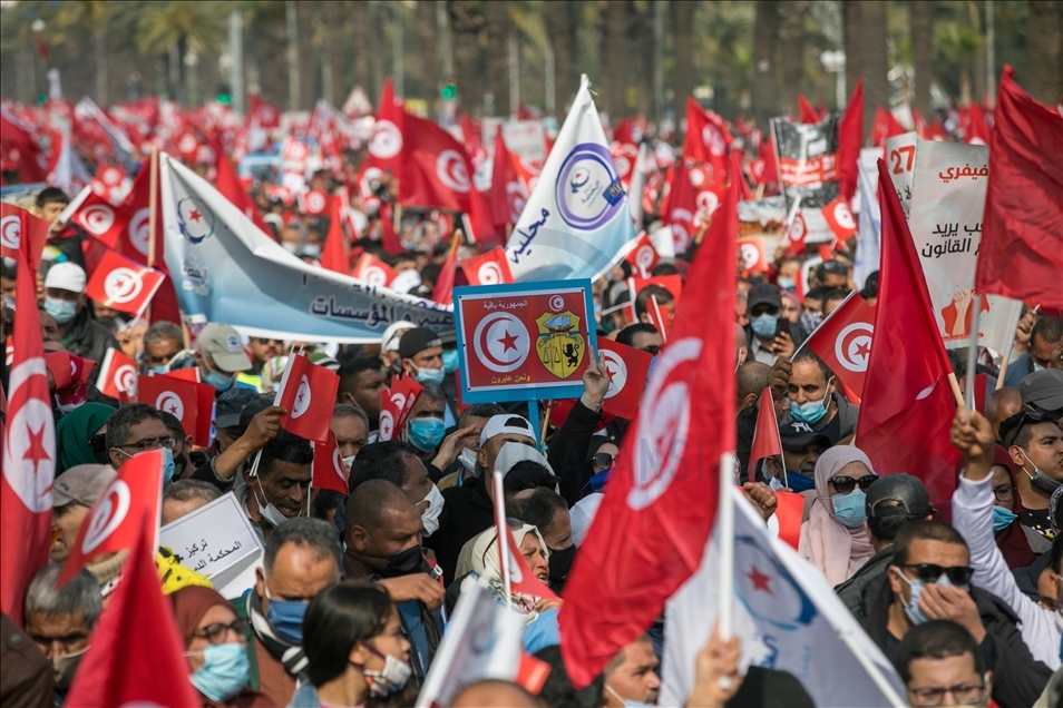 Simpatizantes del principal partido de Túnez se manifestaron en la calle exigiendo resolver la disputa al interior del Gobierno