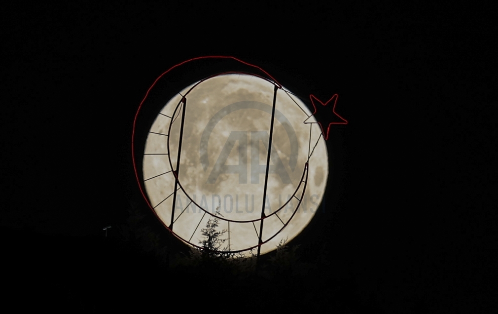 Full moon in Ankara