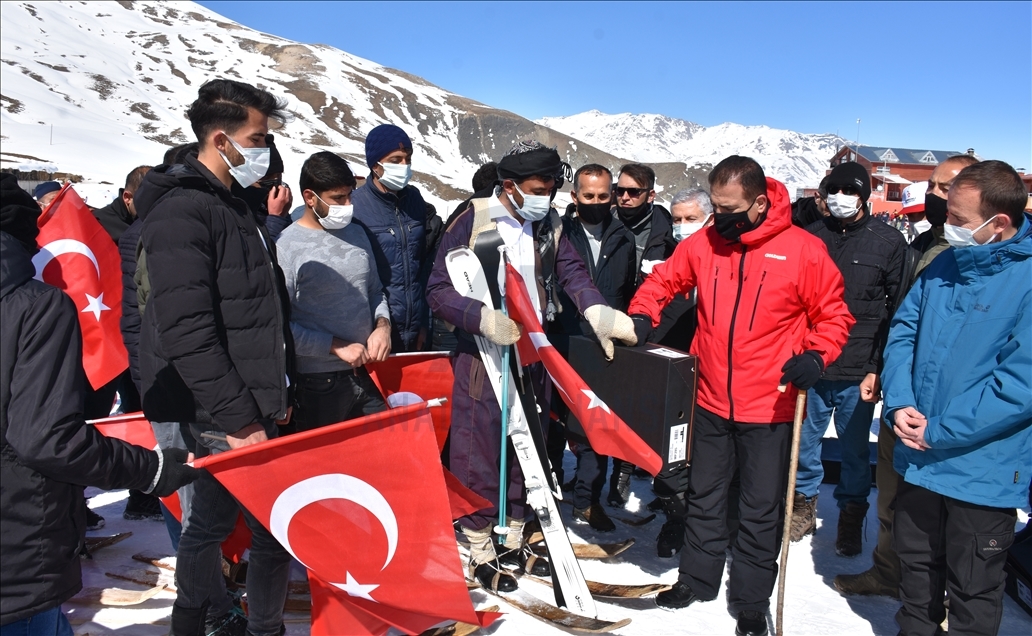 Şemdinlili gençler artık tahtayla değil profesyonel kayak takımlarıyla kayak yapacak