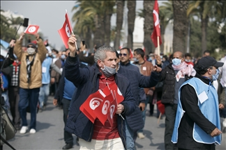 Tunisie: Des partisans du mouvement «Ennahda» (le plus grand parti de la coalition au pouvoir) sont descendues dans les rues pour appeler à la fin de la crise politique