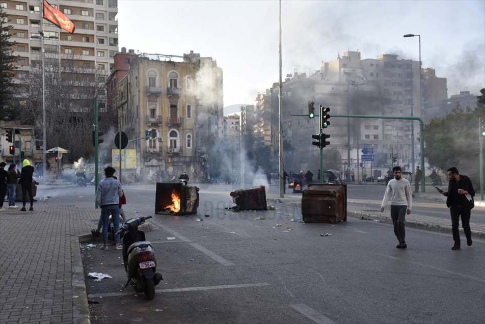 قطع عشرات اللبنانيين الأحد، طرقا ر