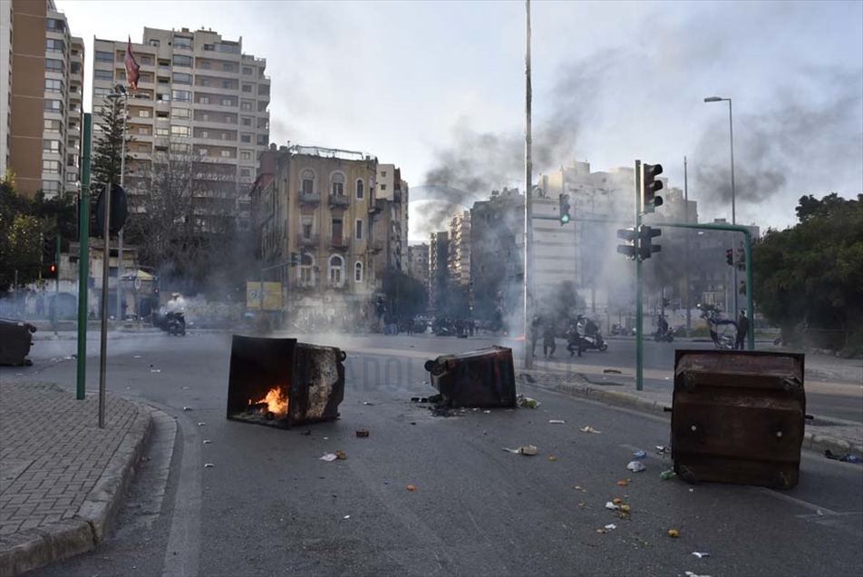 قطع عشرات اللبنانيين الأحد، طرقا ر