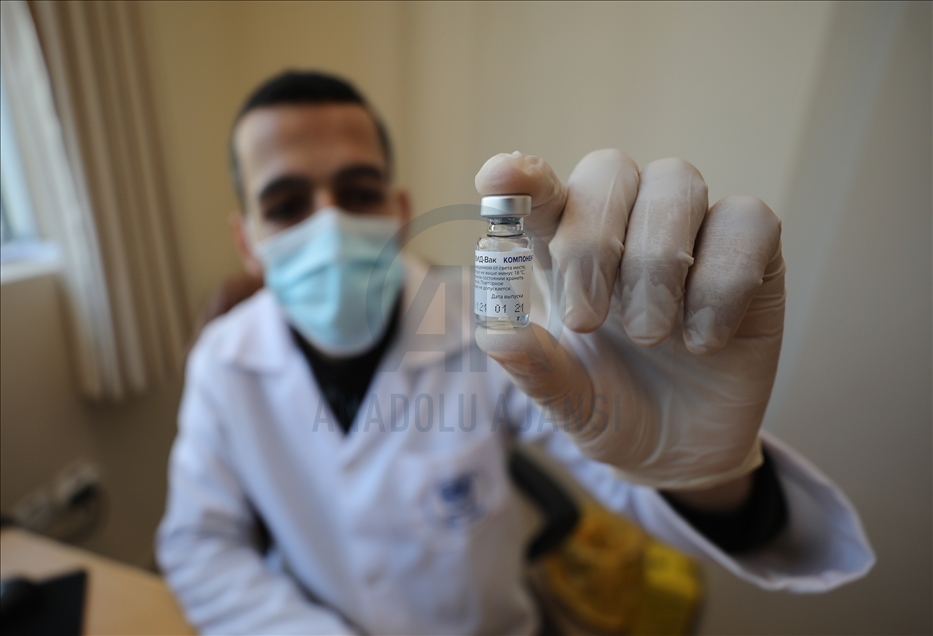 Personal de la salud recibe vacuna contra la COVID-19 en Gaza
