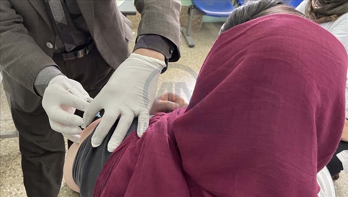 Afganistán recibe la primera dosis de la vacuna contra la COVID-19 de India
