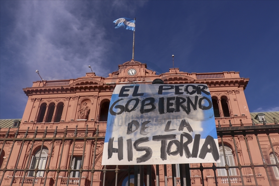 Arjantin'de ayrıcalıklı Kovid-19 aşı uygulaması hükümet karşıtı gösterilere neden oldu