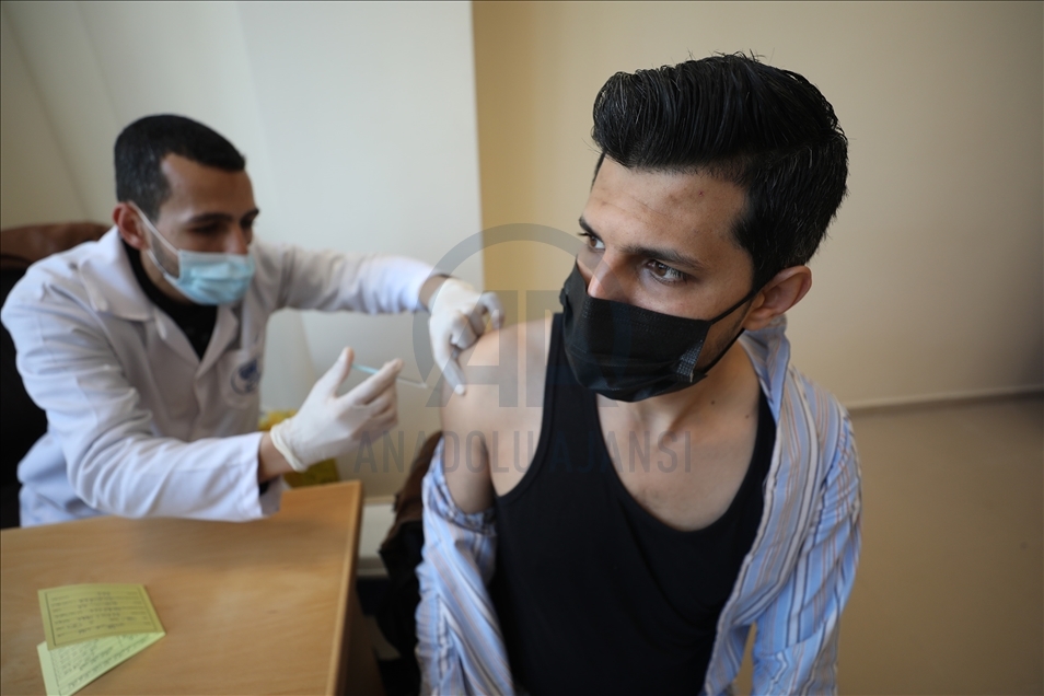 Personal de la salud recibe vacuna contra la COVID-19 en Gaza